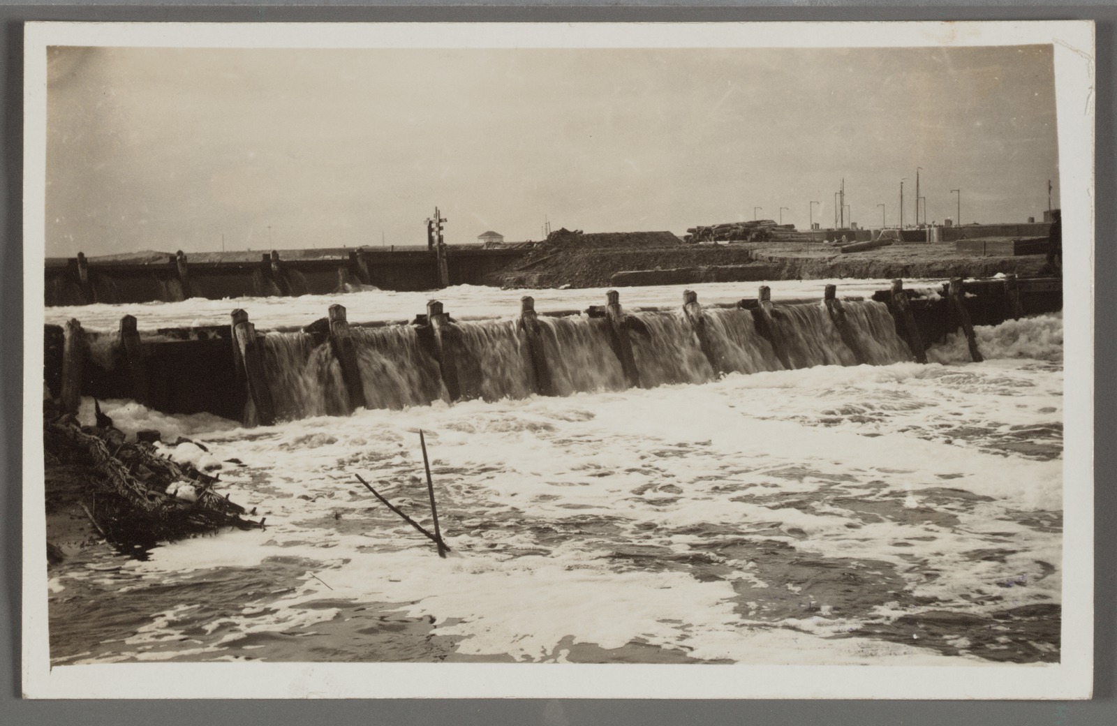 Dammen voor de beteugeling van het Amsteldiep bij De Haukes. Onderdeel van de Zuiderzeewerken.